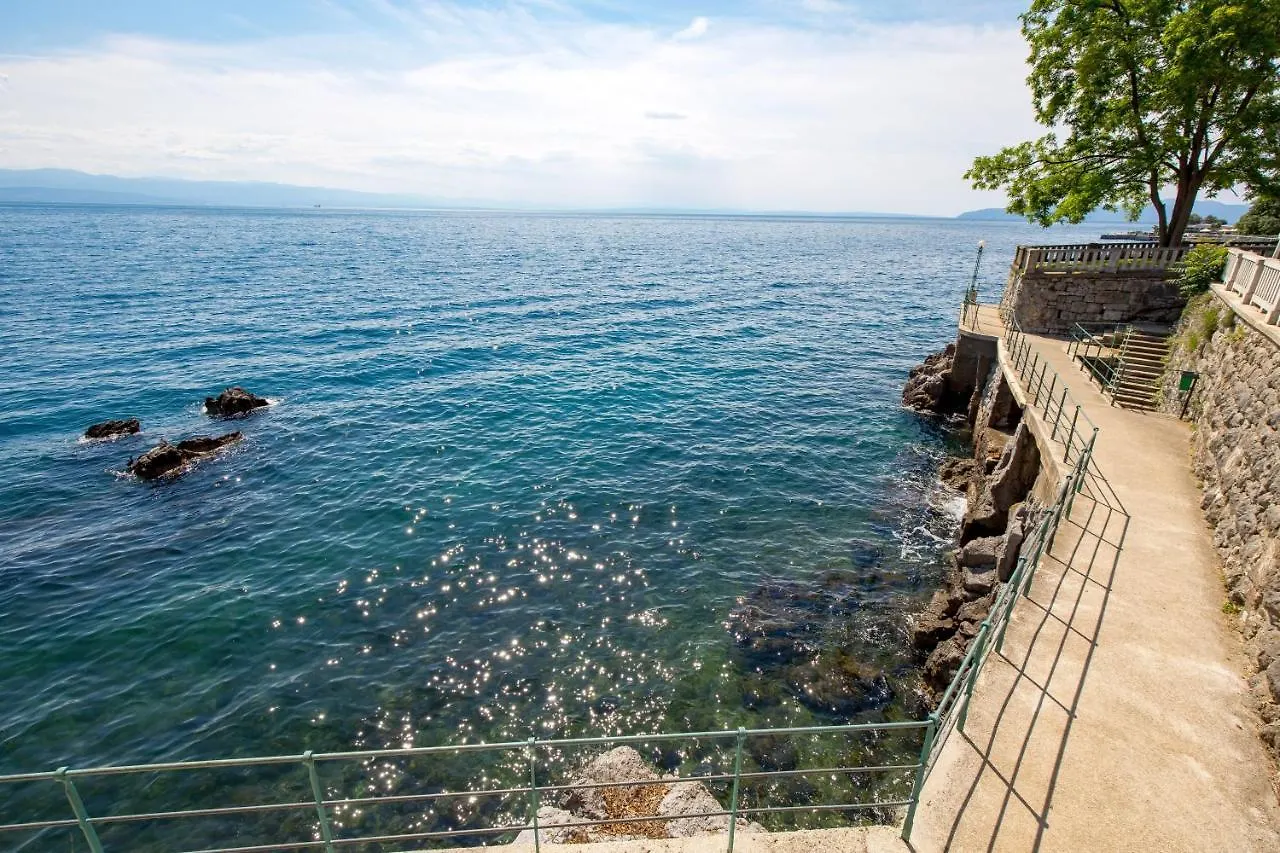 Palm And Palmino Garden Apartments Near Lungo Mare Lovran