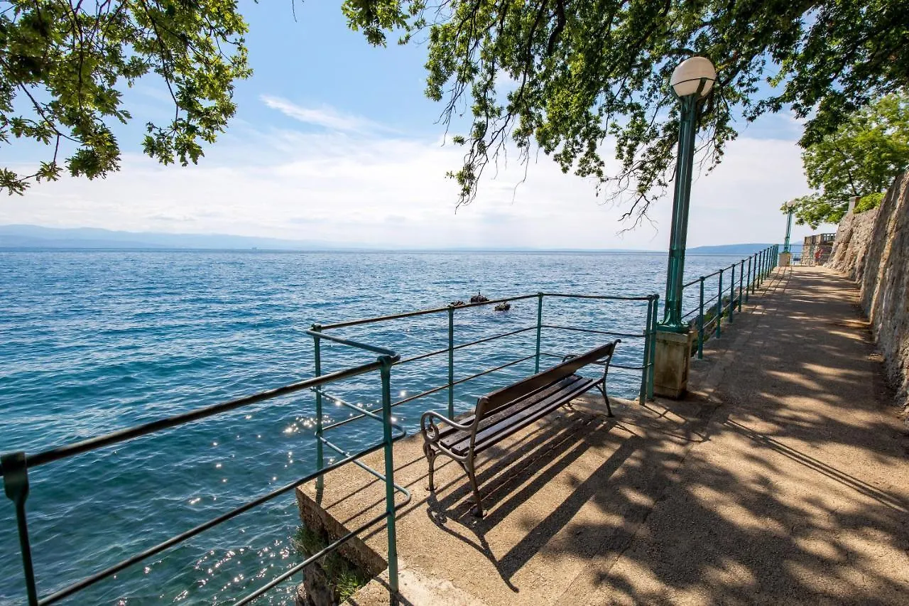 Palm And Palmino Garden Apartments Near Lungo Mare Lovran