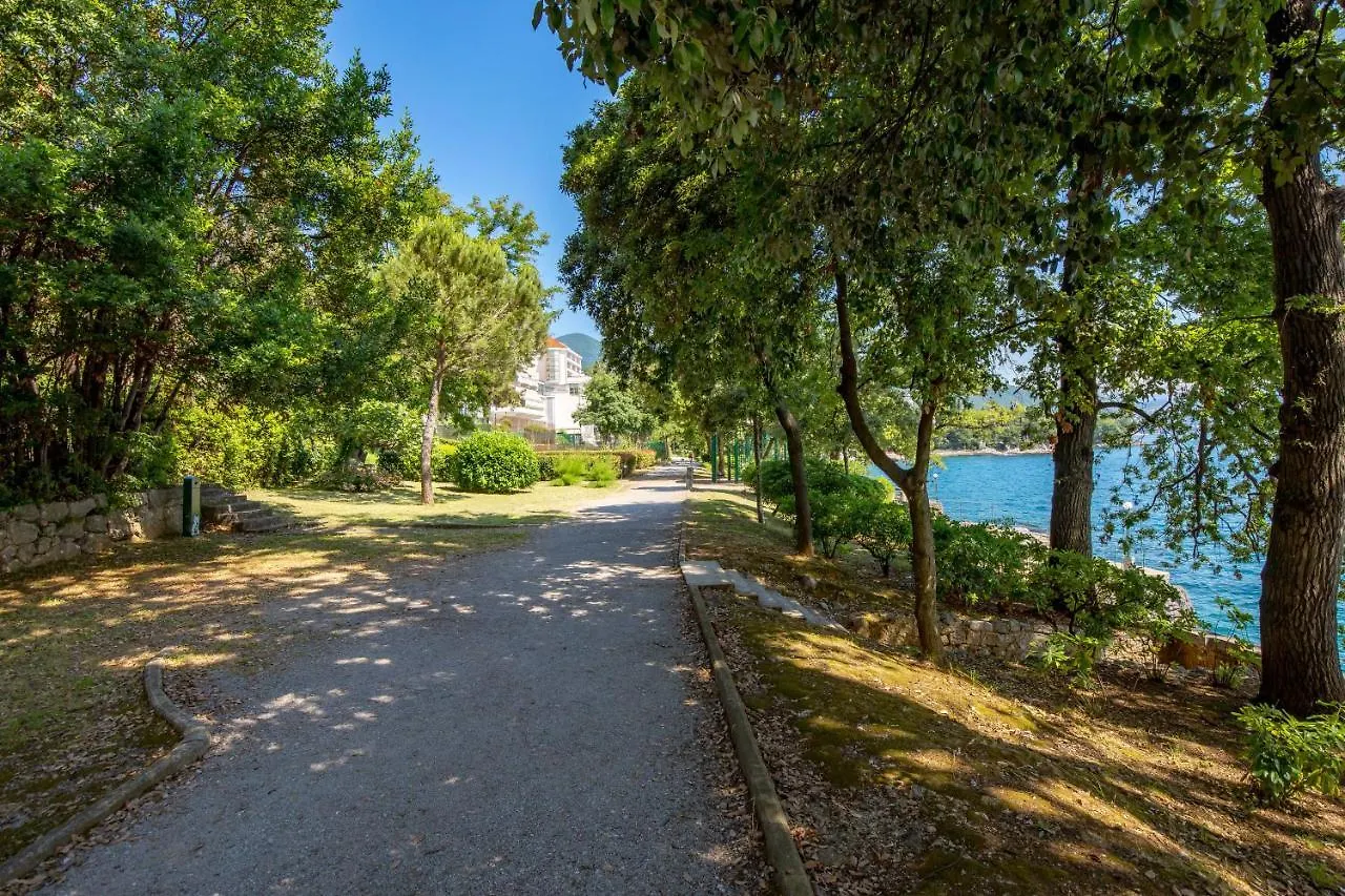 Palm And Palmino Garden Apartments Near Lungo Mare Lovran